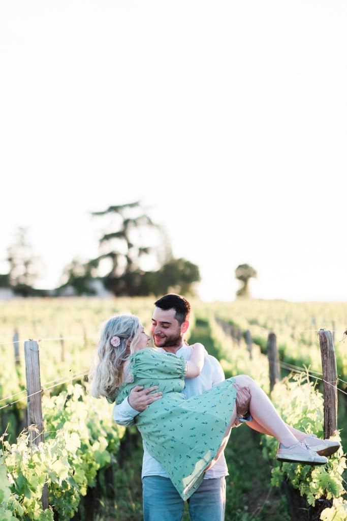 seance engagement dans les vignes proche de bordeaux a saint emilion avec un photographe de mariage a bordeaux