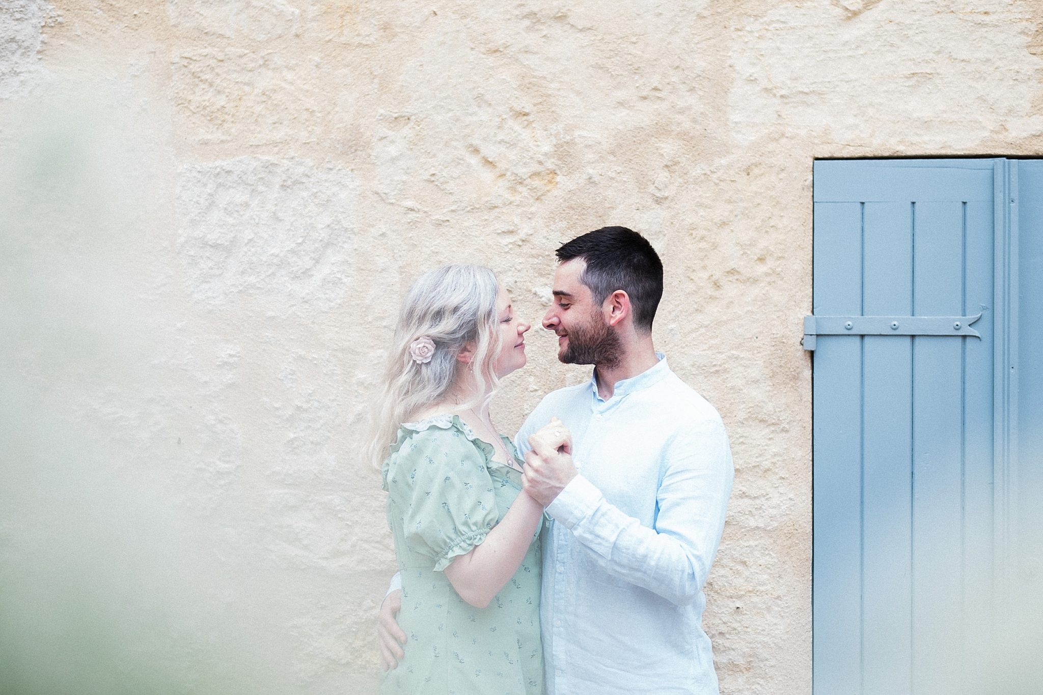 seance engagement avec un photographe professionel d'engagement a saint emilion proche de bordeaux