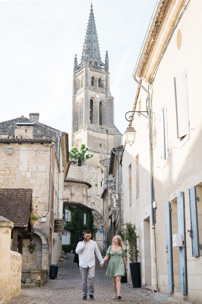 seance engagement saint emilion proche de bordeaux en gironde avec un photographe professionnel de couple