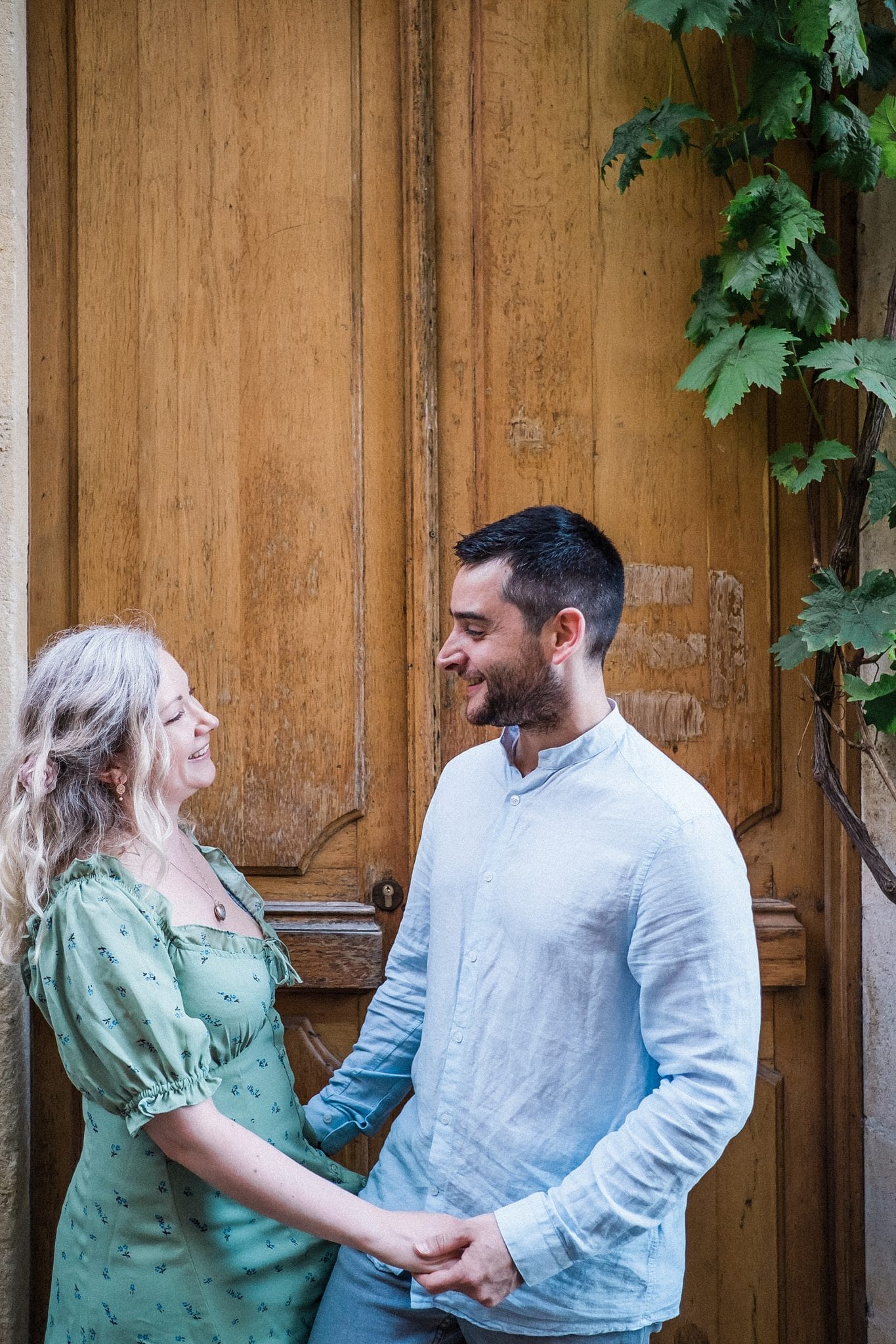 seance engagement proche de bordeaux au centre ville de saint emilion avec un photographe professionnel de mariage