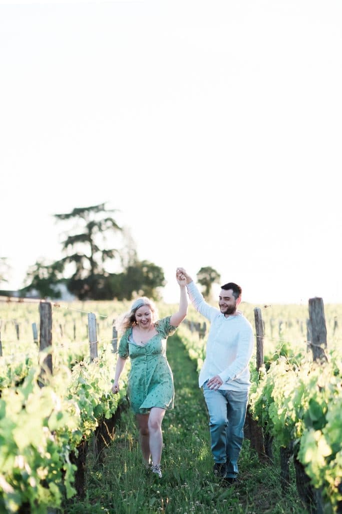 seance engagement proche de bordeaux a saint emilion dans les vignes avec un photographe professionnel de mariage