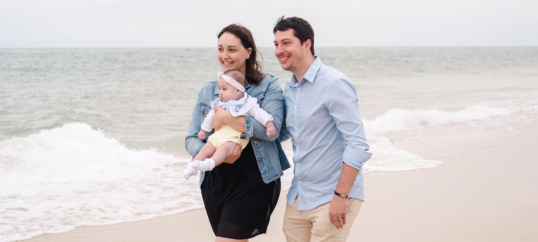 seance famille au bord du cap ferret les pieds dans l'eau