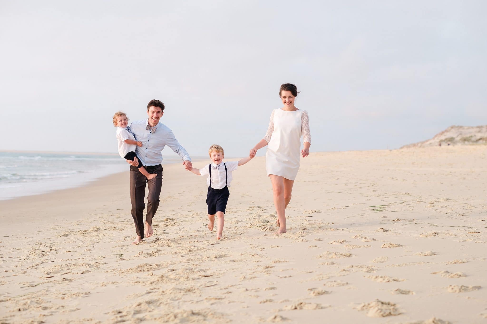 seance photo de famille qui court vers le photographe proche de biscarrosse