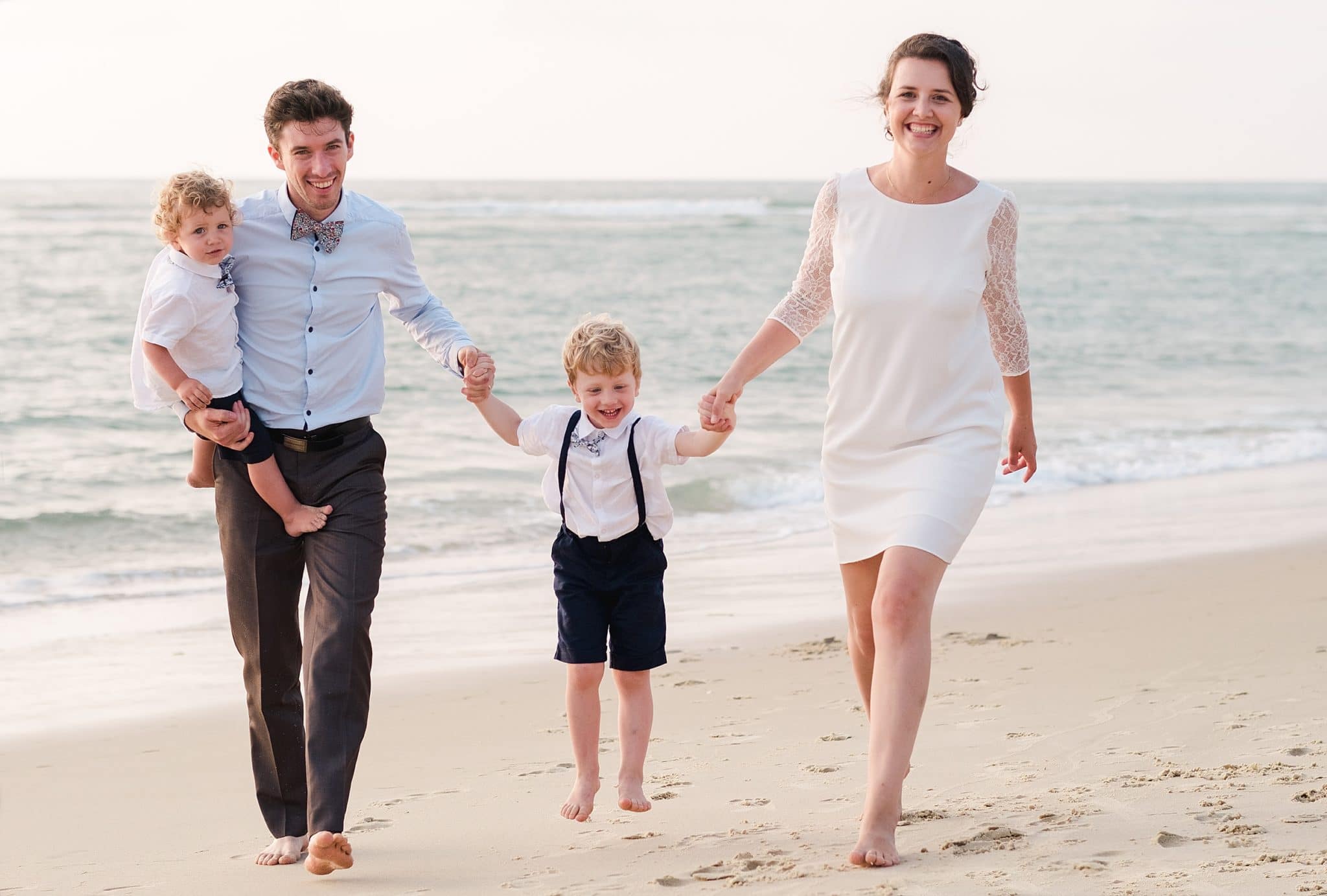seance photo de famille a biscarrosse sur le sable chaud au bord de l'ocean