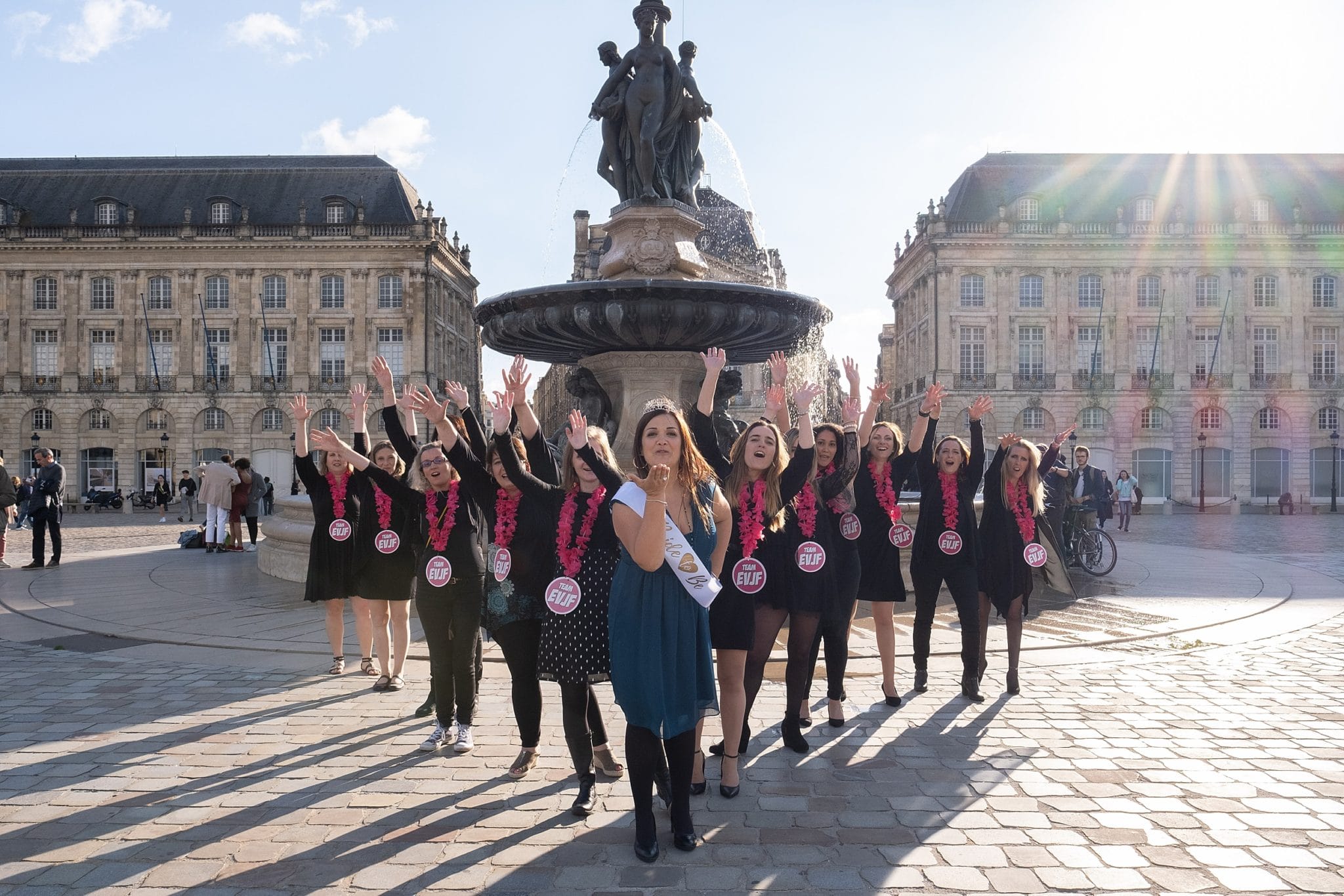 seance photo evjf a Bordeaux avec Julien Boyer photographe evjf sur la place de la bourse