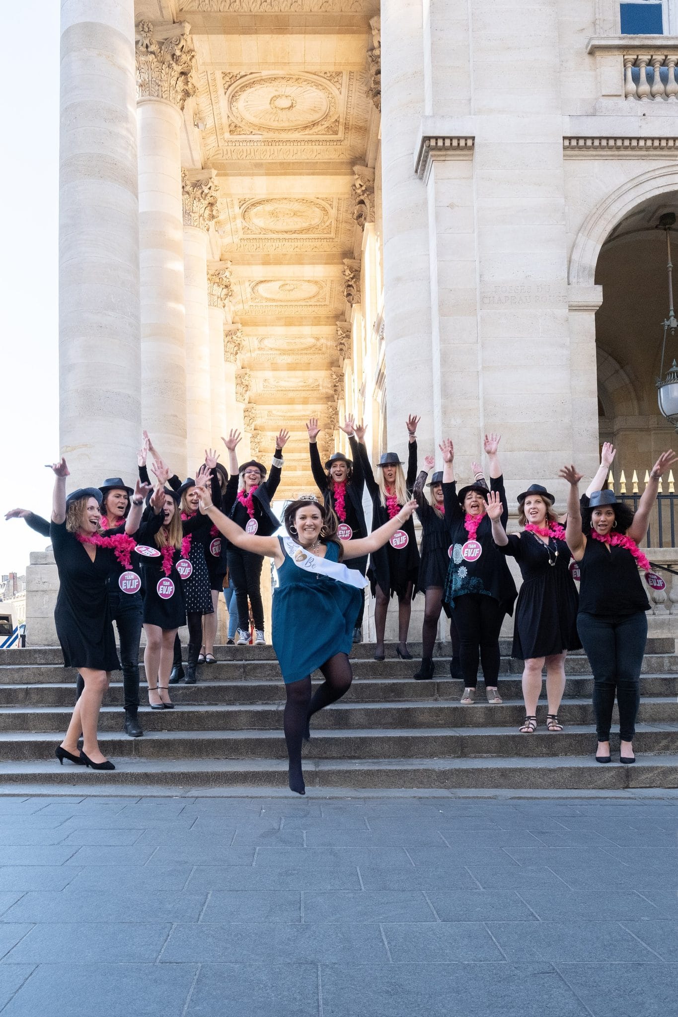 shooting evjf place du grand theatre a bordeaux avec Julien Boyer photographe evjf