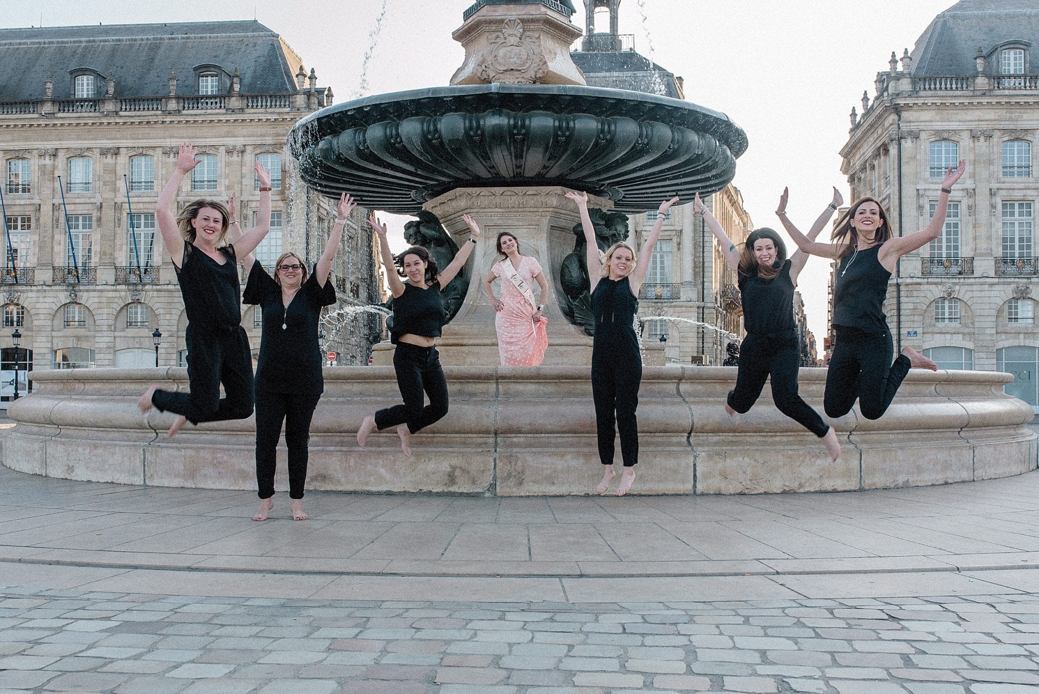 shooting photo evjf place de la bourse a bordeaux avec pixaile photography photographe evjf