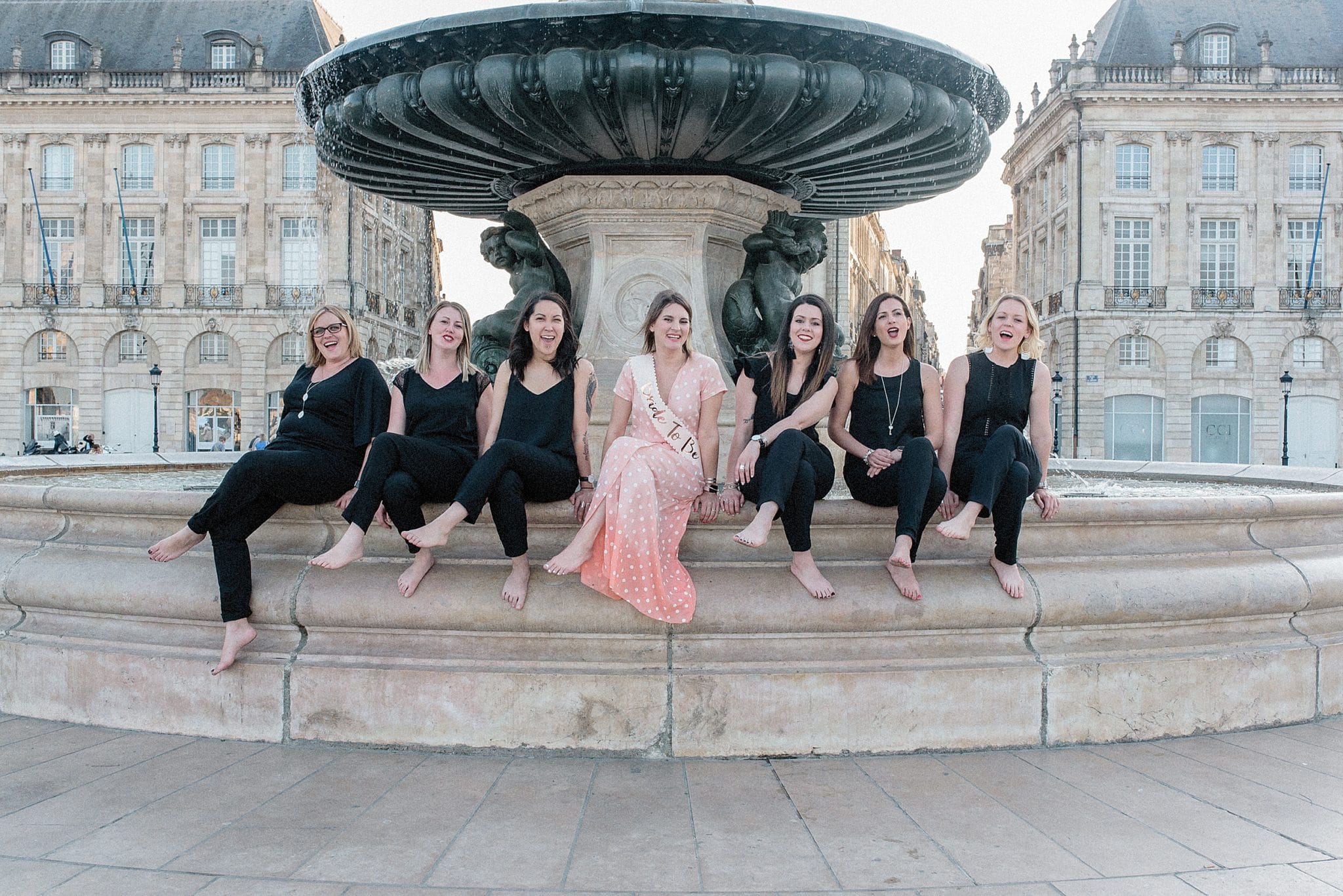 shooting photo evjf a bordeaux place de la bourse avec Julien Boyer photographe evjf a bordeaux