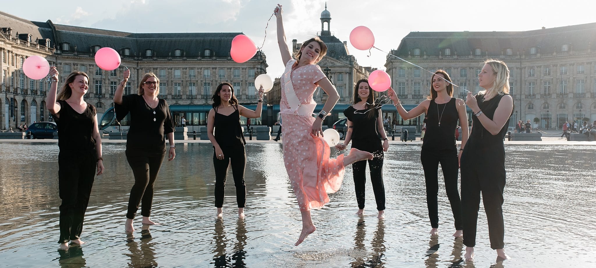 shooting photo evjf a bordeaux au miroir d'eau avec un photographe professionnel a bordeaux