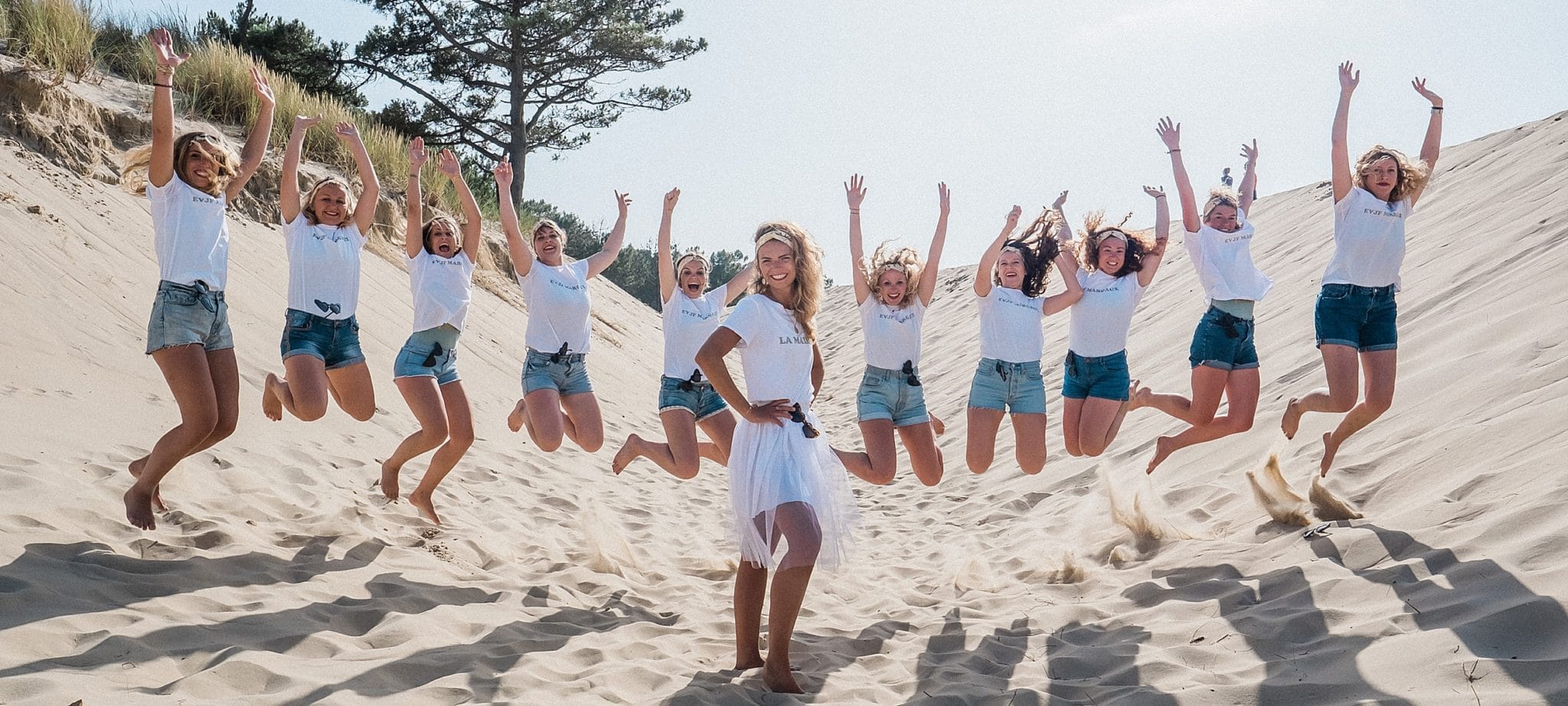 shooting photo evjf a la dune du Pyla avec un photographe professionnel evjf de bordeaux