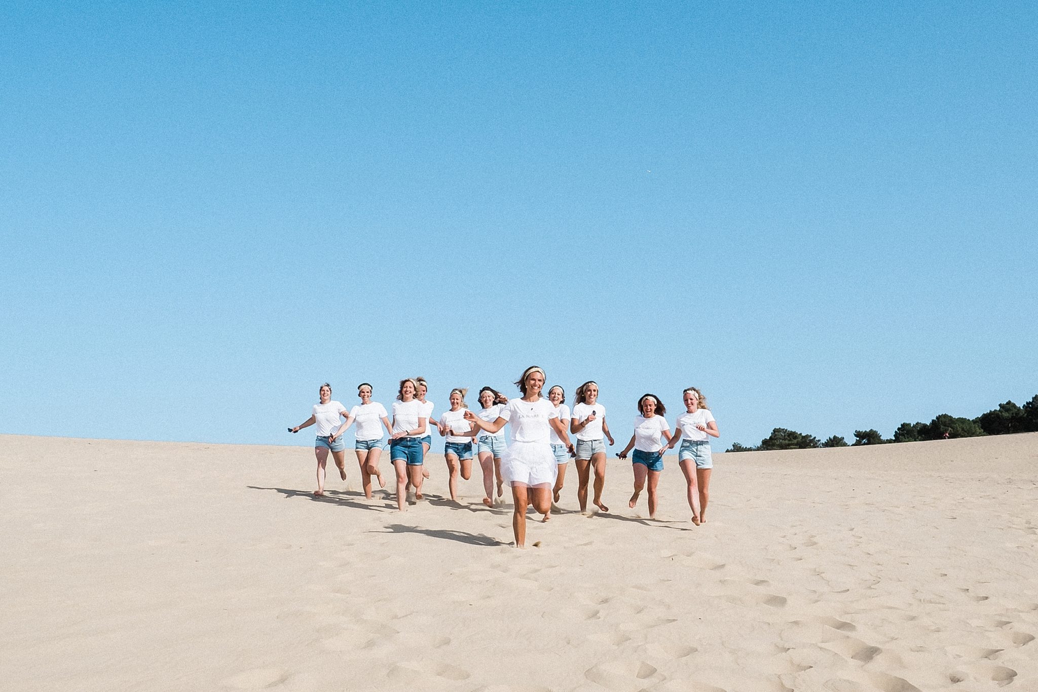 shooting photo evjf en courant sur la dune du Pyla avec Julien Boyer photographe evjf de bordeaux