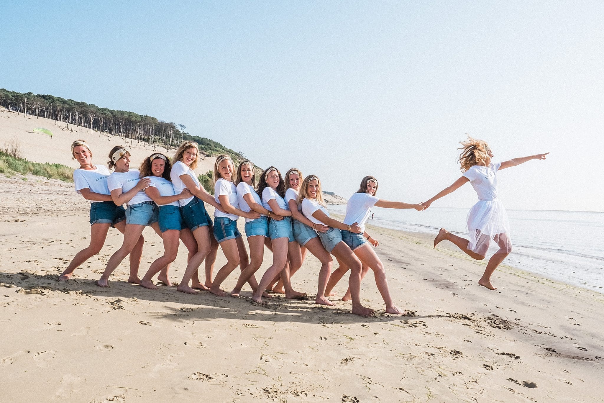 shooting photo sur la dune de Pyla proche de bordeaux avec un photographe evjf de bordeaux