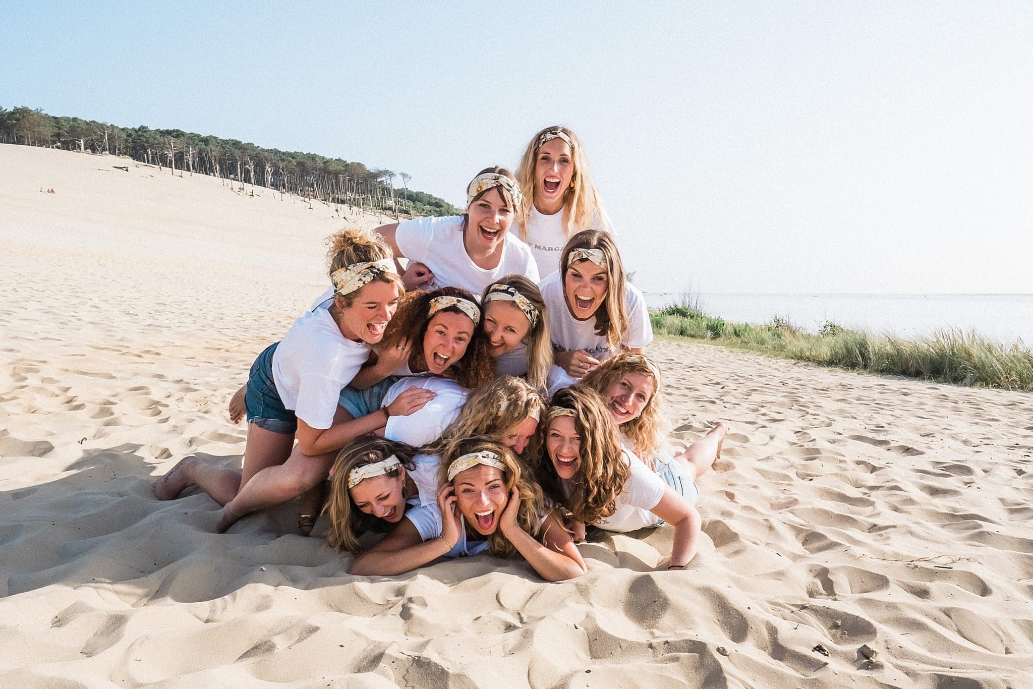 shooting photo dans le beau sable de la dune du Pyla avec un photographe professionnel EVJF