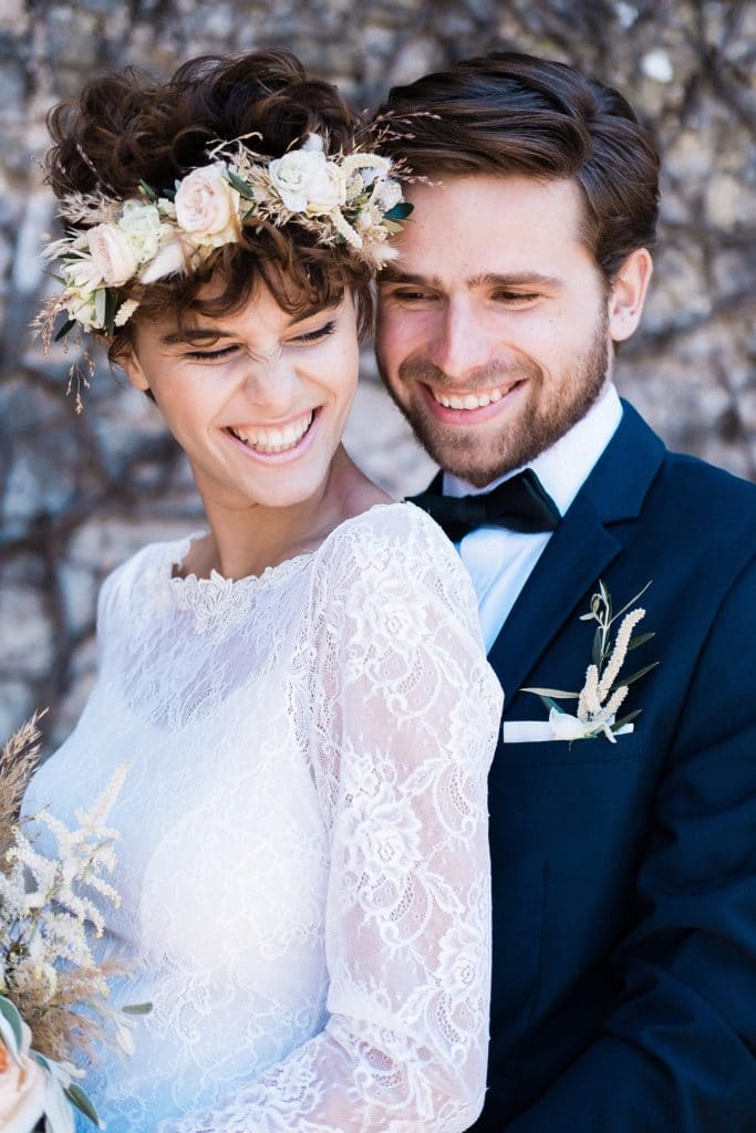 photos de couple souriant qui se sont marier à Arcachon proche de Bordeaux avec julien boyer photographe de mariage