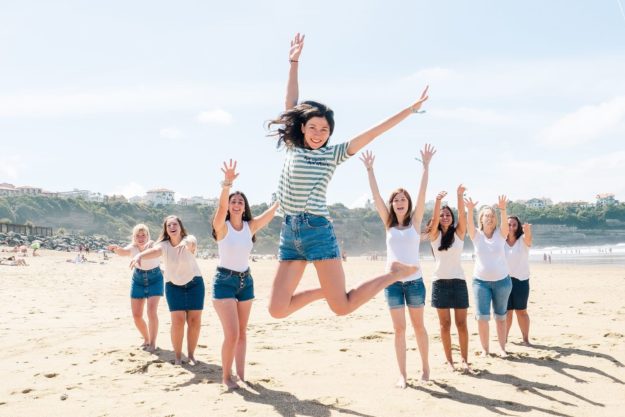 seance photo evjf à Anglet au bord de la plage de chambre d'amour avec un photographe professionnel d'enterrement de vie de jeune fille