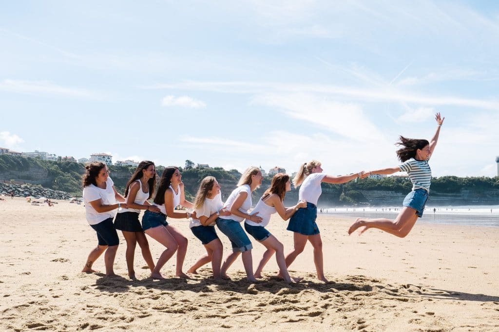 seance photo evjf à Anglet au bord de la plage de chambre d'amour avec un photographe professionnel d'enterrement de vie de jeune fille