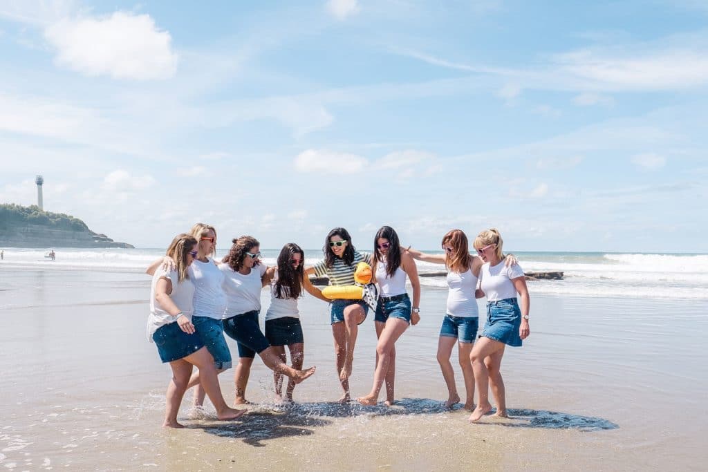 seance photo evjf à Anglet au bord de la plage de chambre d'amour avec un photographe professionnel d'enterrement de vie de jeune fille