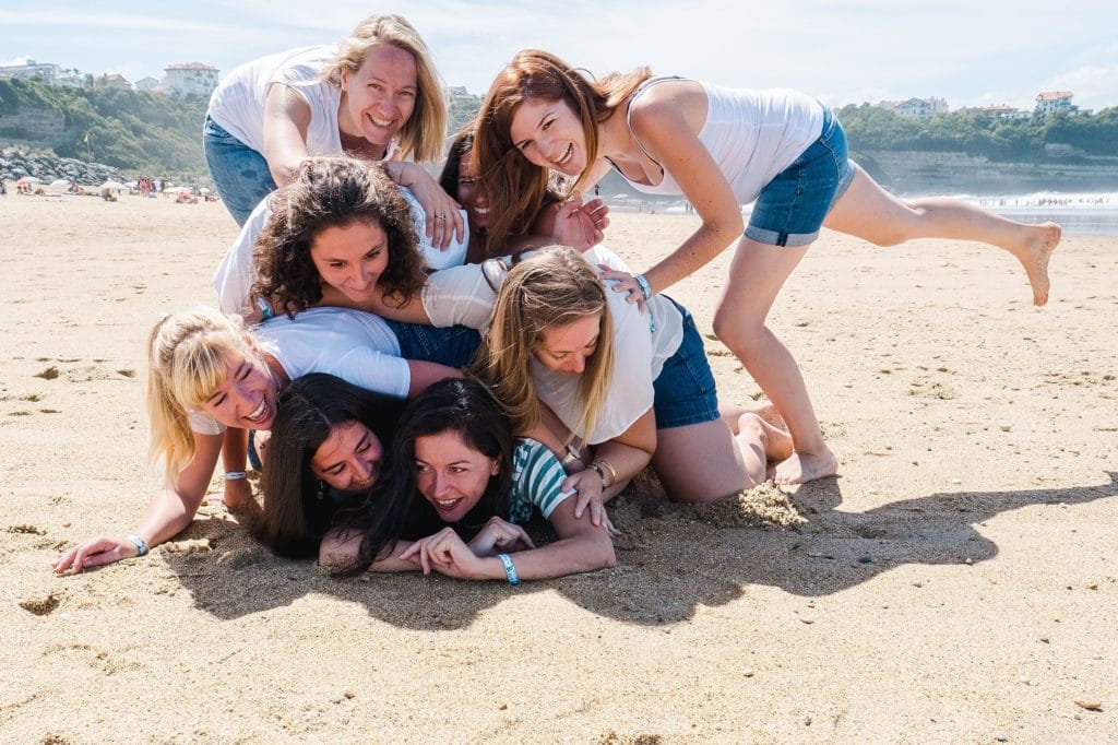 seance photo evjf à Anglet au bord de la plage de chambre d'amour avec un photographe professionnel d'enterrement de vie de jeune fille