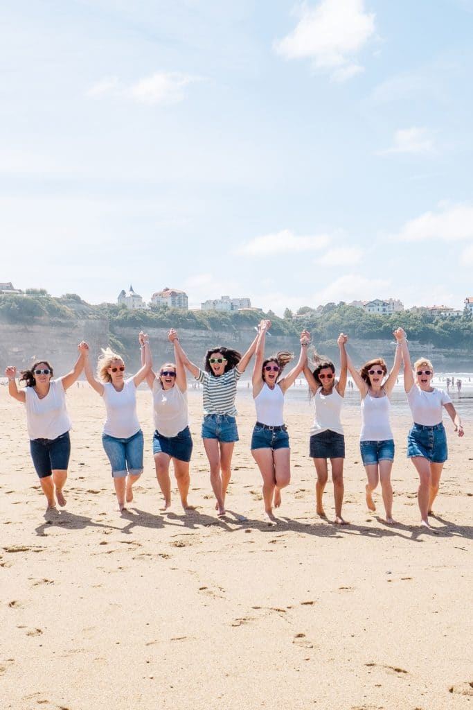 seance photo evjf à Anglet au bord de la plage de chambre d'amour avec un photographe professionnel d'enterrement de vie de jeune fille