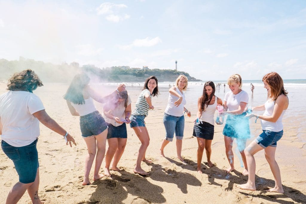 seance photo evjf à Anglet au bord de la plage de chambre d'amour avec un photographe professionnel d'enterrement de vie de jeune fille