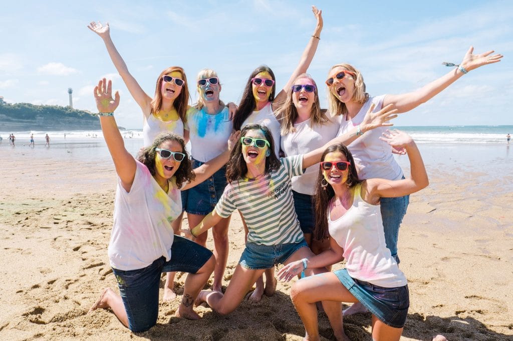 seance photo evjf à Anglet au bord de la plage de chambre d'amour avec un photographe professionnel d'enterrement de vie de jeune fille