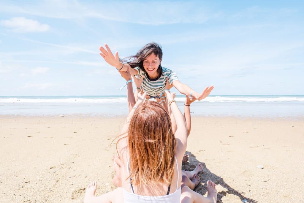 seance photo evjf à Anglet au bord de la plage de chambre d'amour avec un photographe professionnel d'enterrement de vie de jeune fille