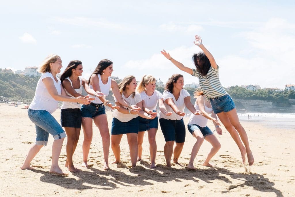 seance photo evjf à Anglet au bord de la plage de chambre d'amour avec un photographe professionnel d'enterrement de vie de jeune fille