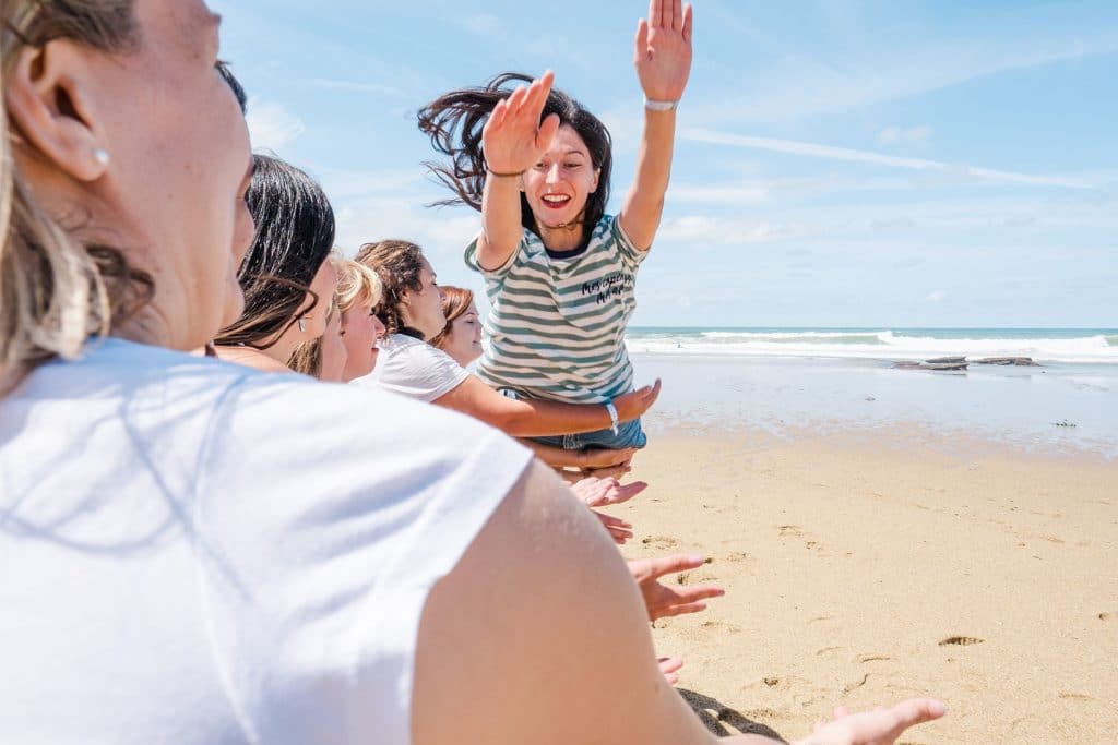 seance photo evjf à Anglet au bord de la plage de chambre d'amour avec un photographe professionnel d'enterrement de vie de jeune fille