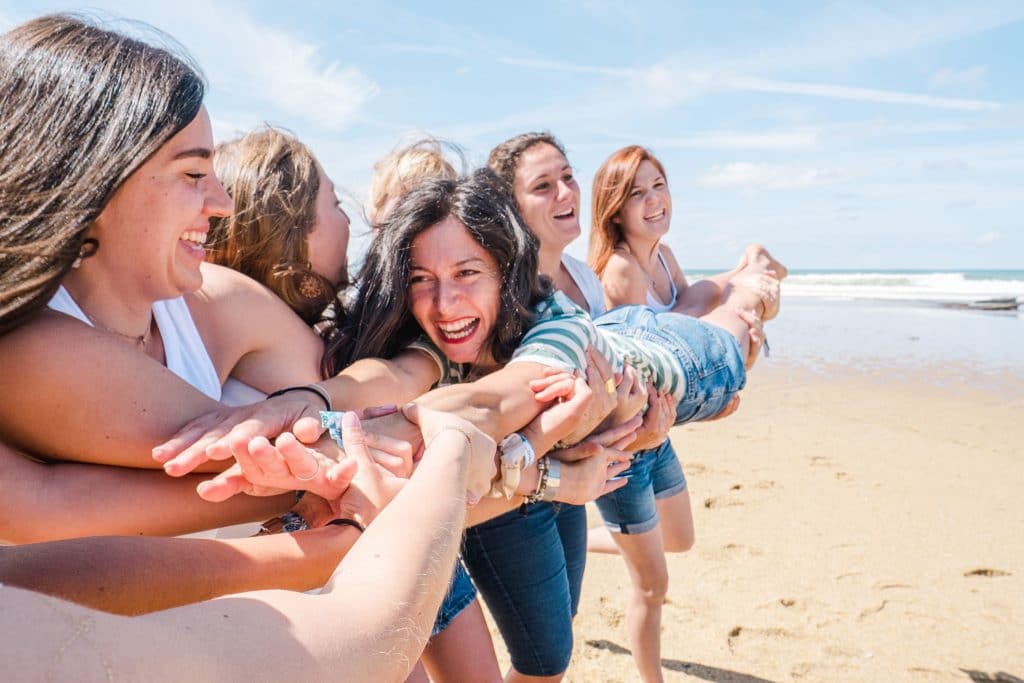 seance photo evjf à Anglet au bord de la plage de chambre d'amour avec un photographe professionnel d'enterrement de vie de jeune fille