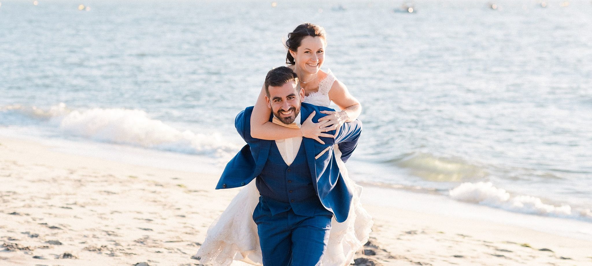 photographe de mariage à Biarritz lors d'une séance photo au bord de l'océan dans la région du pays basque