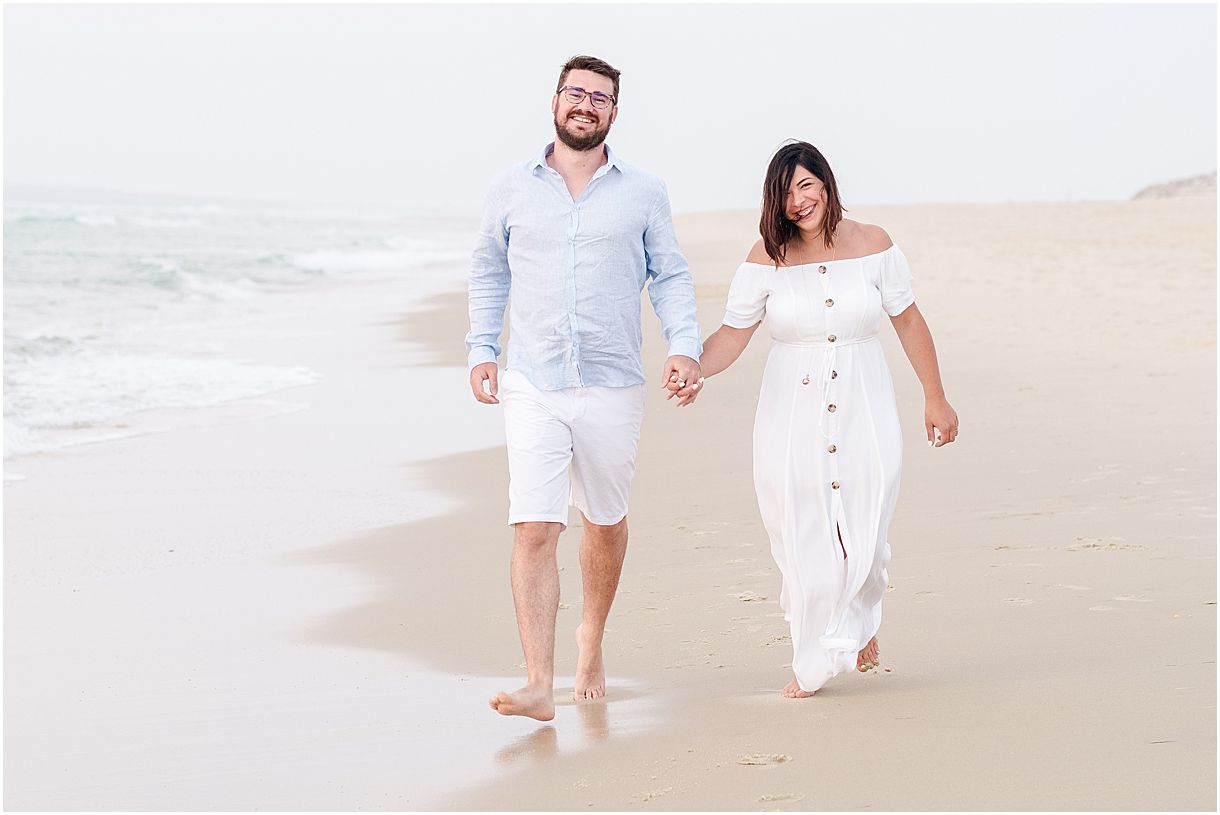 photo proche de bordeaux dans un lieu magique sur la plage ou le couple est en train de marcher et rigole
