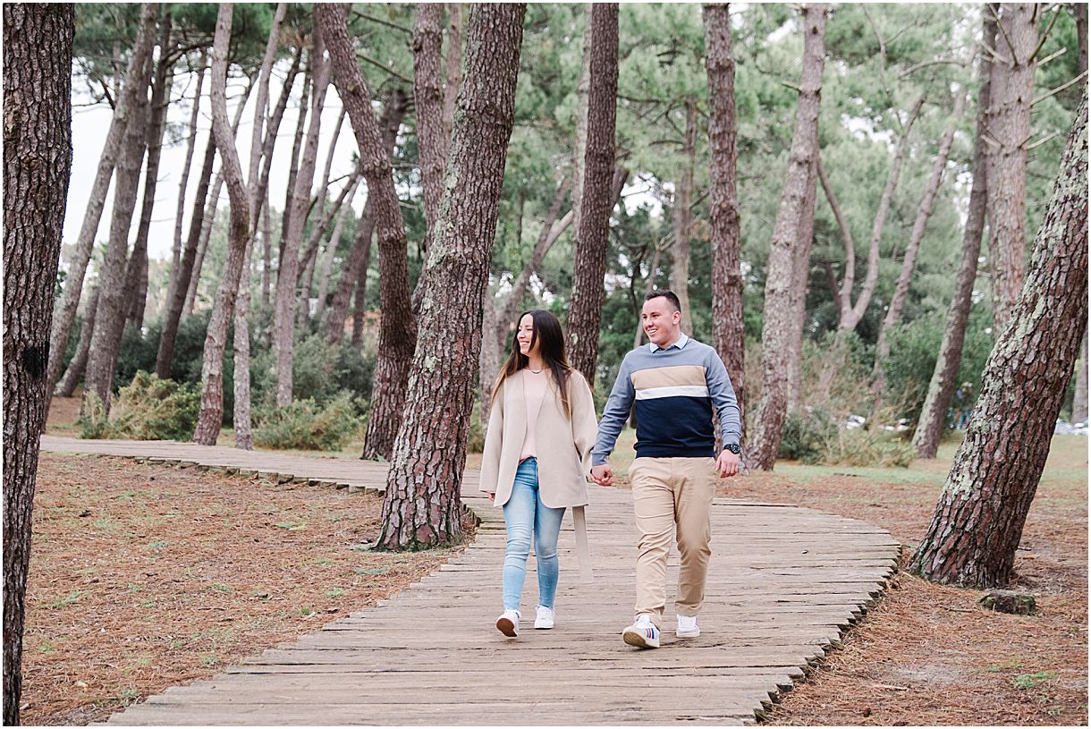 seance photo de couple proche de bordeaux ou ils sont en train de sourire en marchant