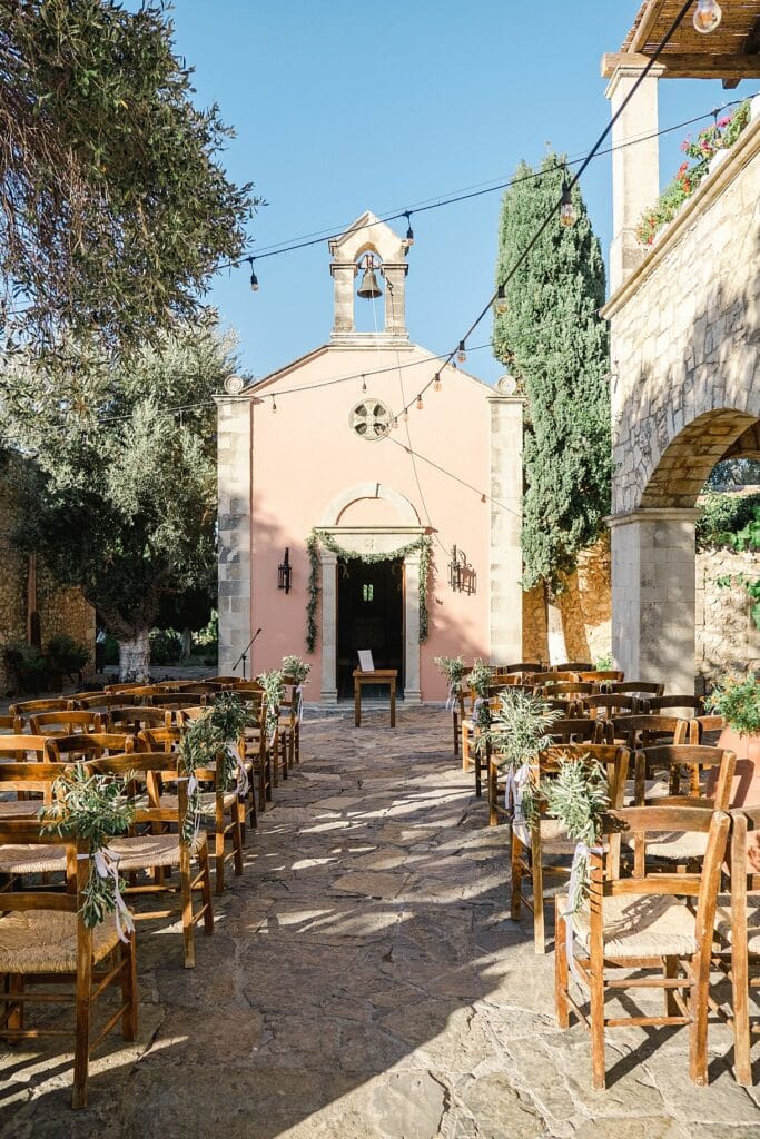 Mariage autour d'une chapelle d'époque avec des feuilles d'olivier sur les chaises