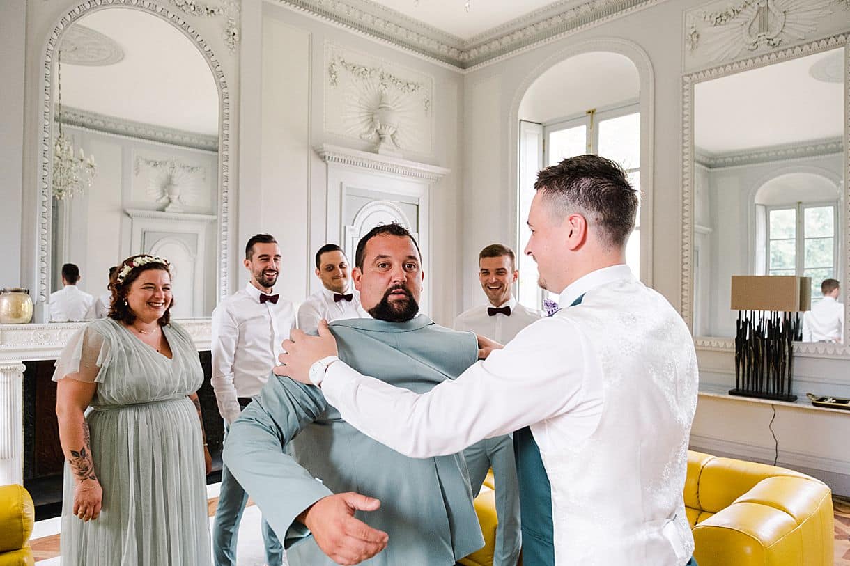 veste mise à l'envers sur un des témoins du mariage au chateau de l'hospital