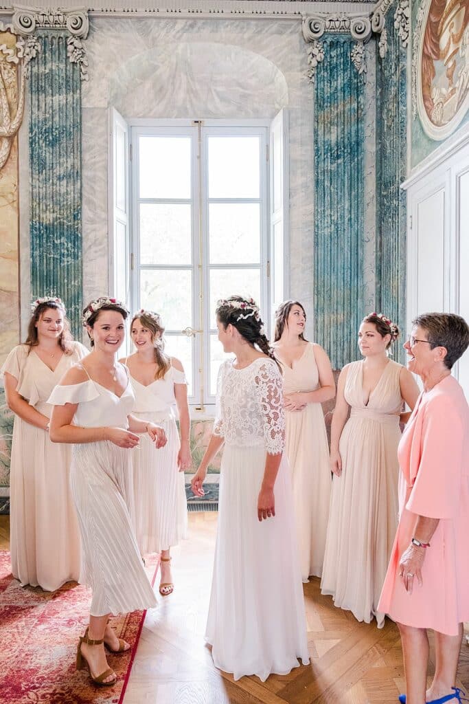 habillage de la mariée accompagné de tout ses témoins réunis au chateau de l'hospital