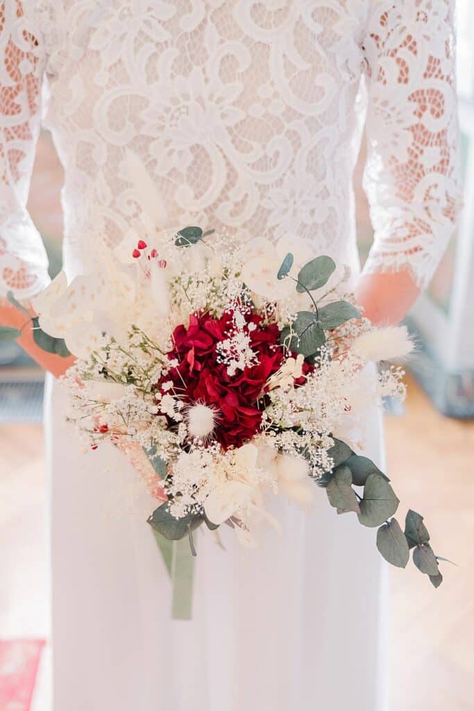 détail du bouquet de fleurs de la mariée au chateau de l'hospital