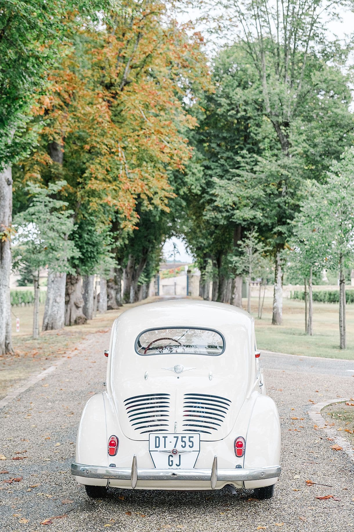 la voiture des mariés est dans la cours et prêt à partir au chateau de l'hospital