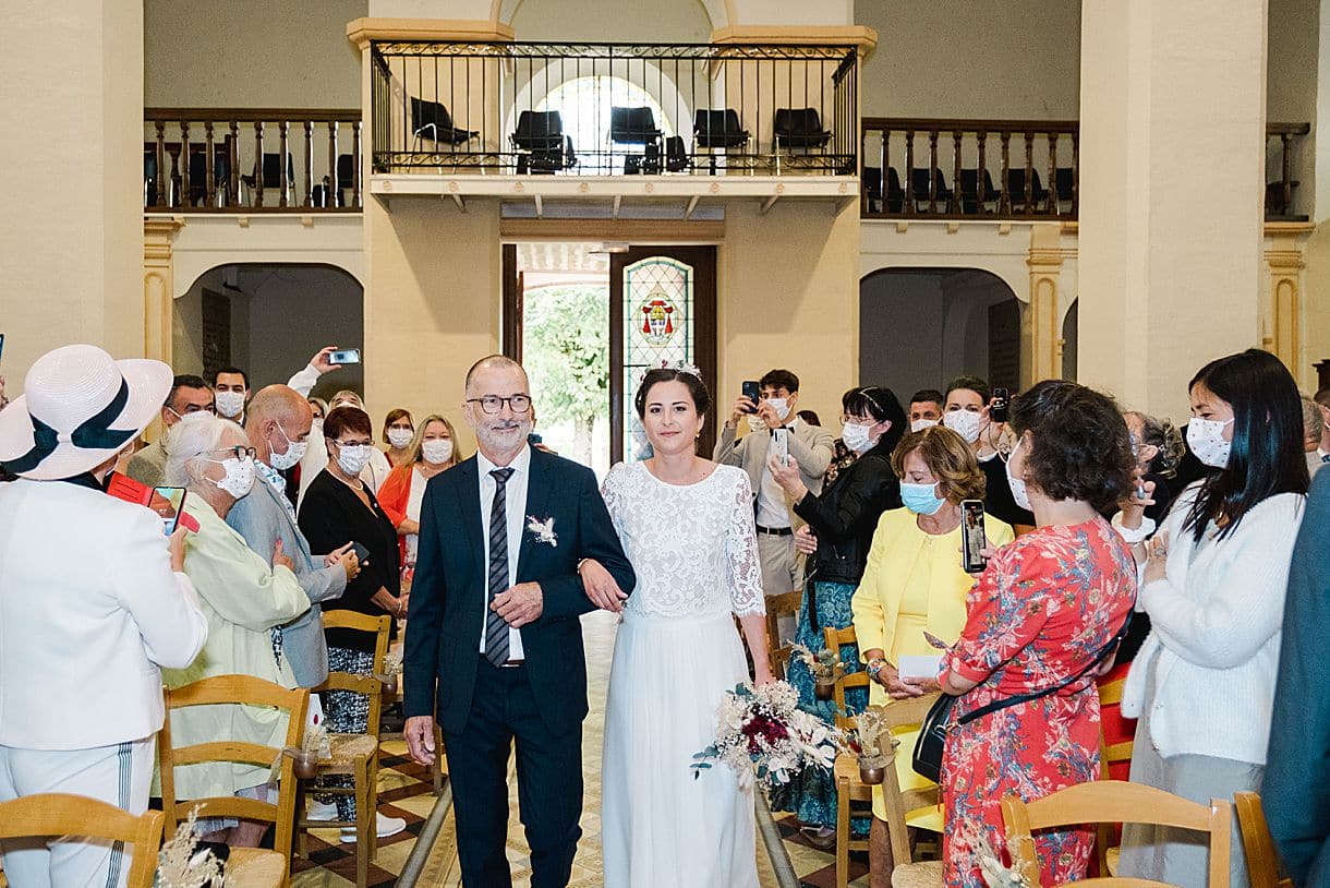 la mariée arrive dans l'église au bras de son papa afin de rejoindre l'hotel