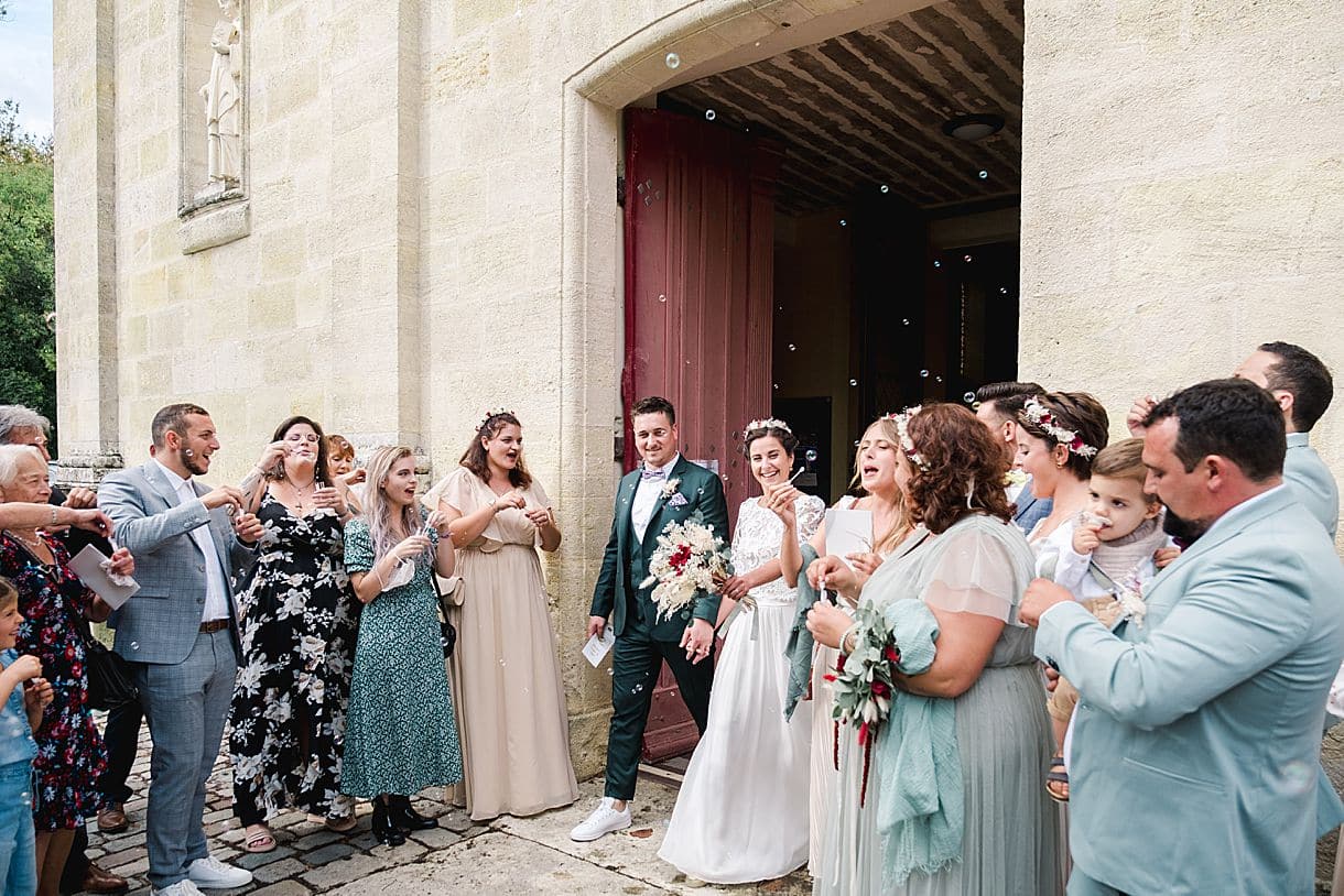 les mariés sortent de l'église de Portets entourés de leur amis et témoins ainsi que leur famille