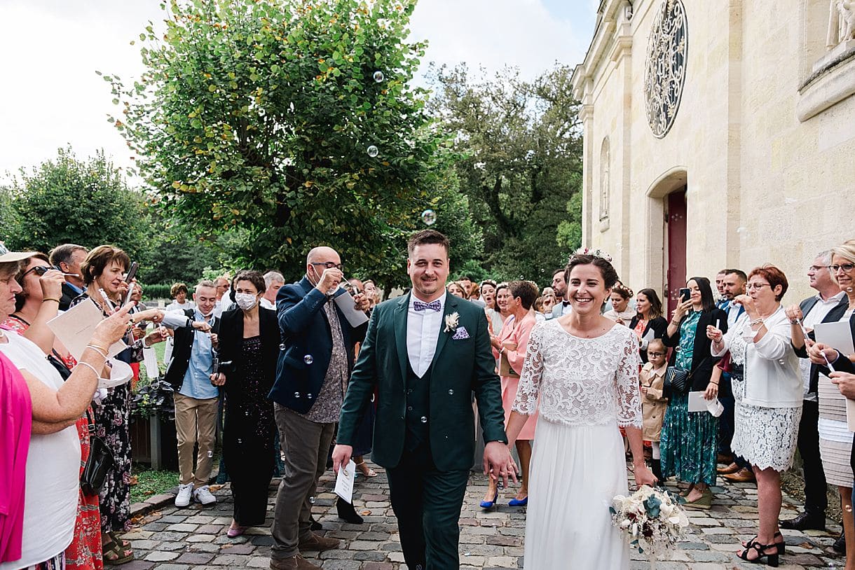 sortie de l'église de Portets entourés de leurs invités