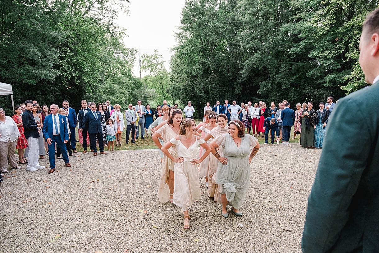 Les invités ont fait une suprise aux mariés lors d'un flashmob au château de l'hospital