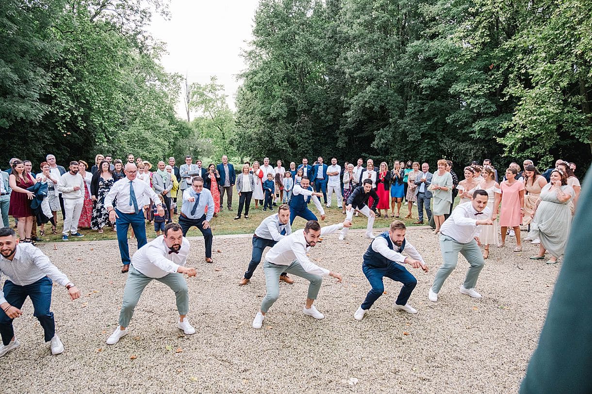 l'ensemble des invités commencent à venir danser pour les mariés lors d'un flashmob