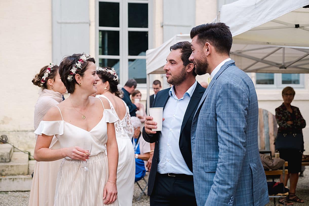 emotions lors du cocktail lors d'un mariage au château de l'hospital