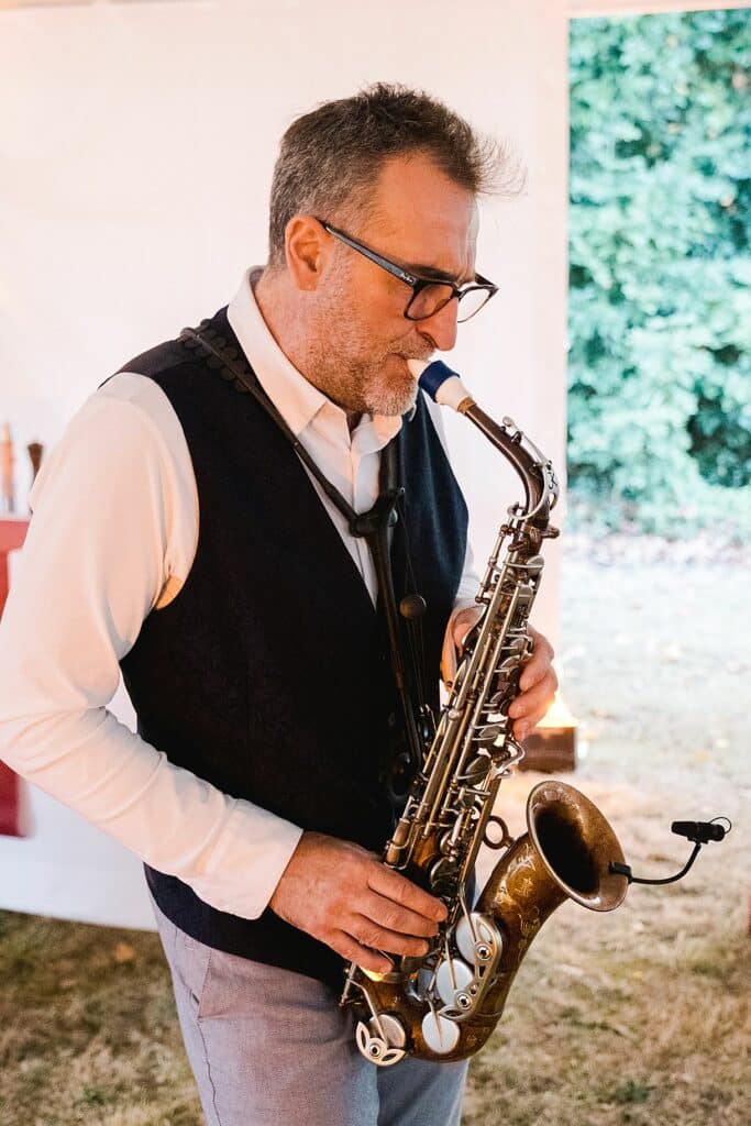 prestataire qui joue du saxophone pour les mariés au château de l'hospital