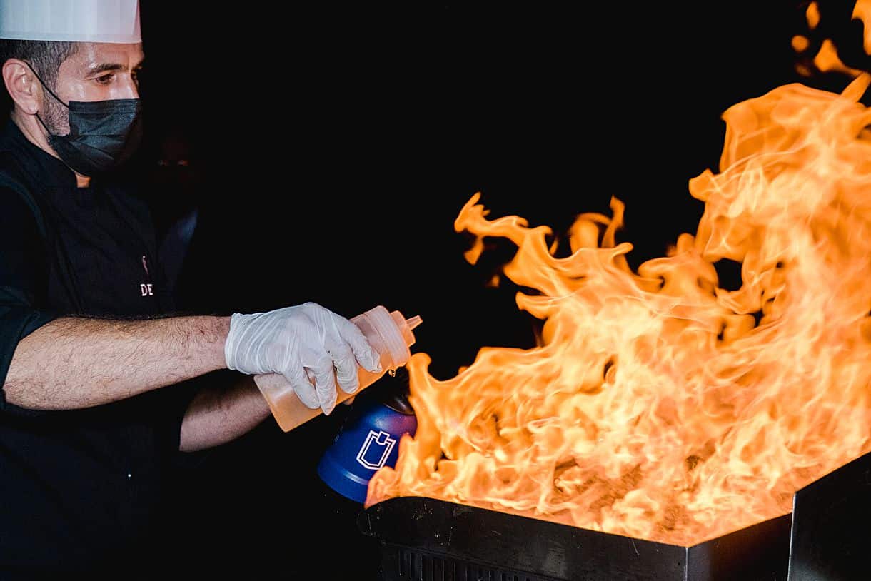 flambée des Gambas lors du mariage au château de l'hospital avec le traiteur Deval