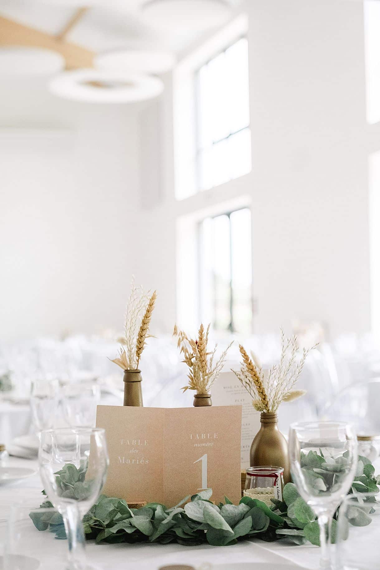 détail de la table de réception des mariés avec le numéro de la table