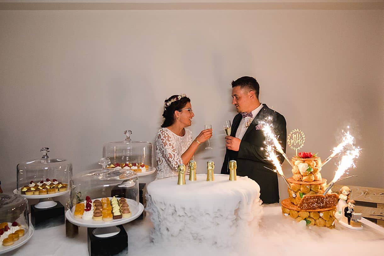 les mariés trinquent devant leur gâteau de mariage qui se fut un vrai plaisir