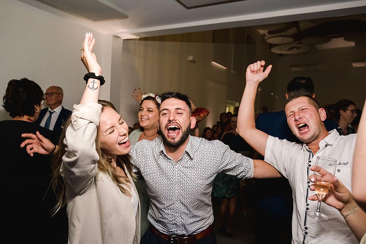 les invités sont en train de danser pour terminer la soirée de mariage