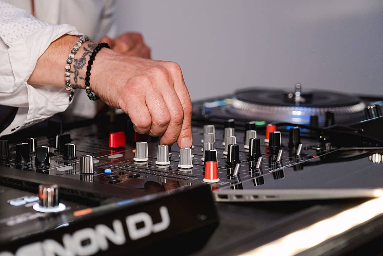 le dj est en train de mixer pour mettre de l'ambiance au château de l'hospital