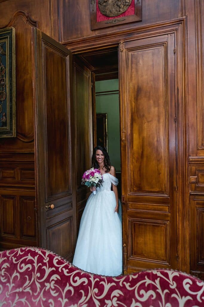 la mariée ouvre la porte de la salle des violons pour faire la découverte avec son futur mari